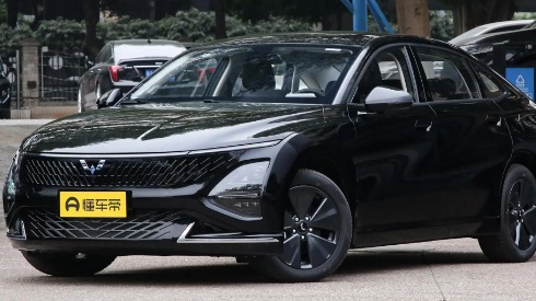 10万元级别家用型轿车，五菱星光PHEV对比秦PLUS DM-i该怎么选？