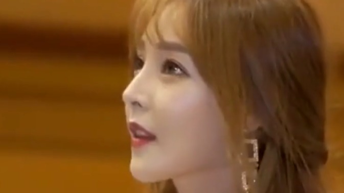 性感妩媚的韩国车模，连背影都那么迷人！