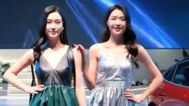  车模走秀《江南烟雨路》