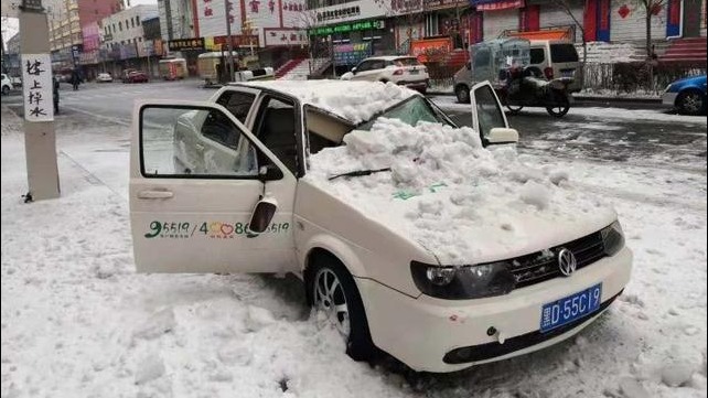 天暖开化，桦南县房檐冰块掉落砸扁轿车