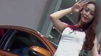 车模长腿诱惑 表演绝活！