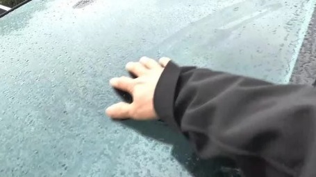 车子挡风玻璃结冰了咋办？这才是正确做法，做错了容易搞坏车