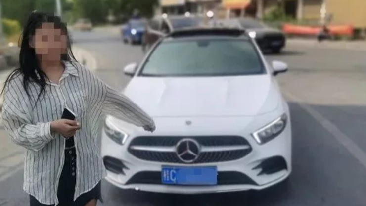 心太急！驾考才过科目三就想练车技，这名女子看到交警慌了！