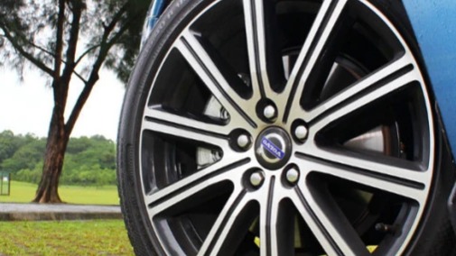 汽车是宽轮胎好还是窄轮胎好？老司机：选错不仅油耗增加而且还有危险