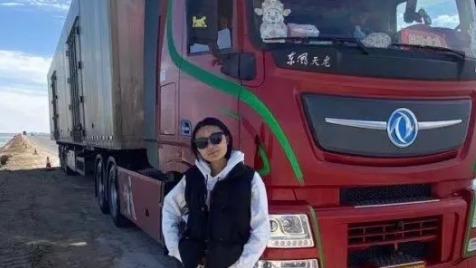 行驶在中国公路上的卡车女司机