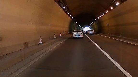 在隧道行驶时需要注意的事，老司机教你隧道安全行车，新手快看
