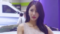 韩国车模林率雅，粉红色开叉裙魅力十足，超性感！