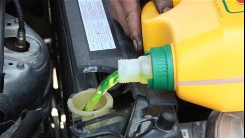 汽车防冻液多久更换一次？老司机教你这一招，别等车报废了才后悔