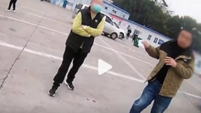 车型相同还没锁，男子高速服务区开错车闹乌龙