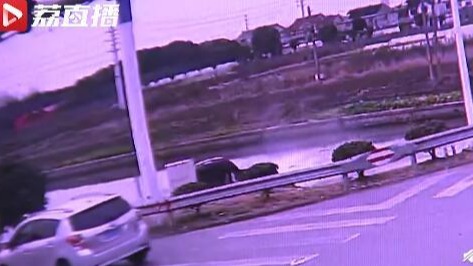 轿车失控坠河司机被冻僵 生死关头来了一群人