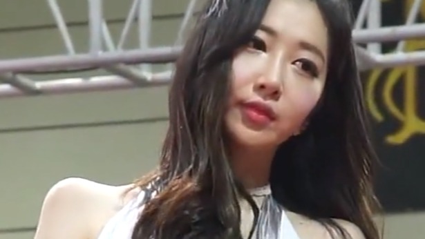 十分精致的美女车模，面对镜头很自然！