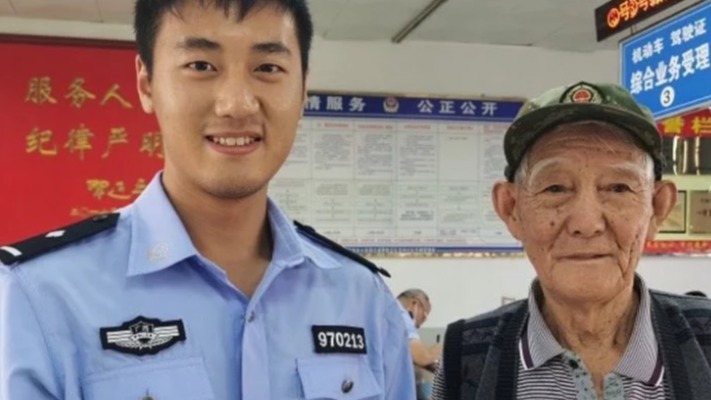 88岁老人两个月拿到C2驾驶证：曾被5所驾校拒绝，所有考试科目一次性通过