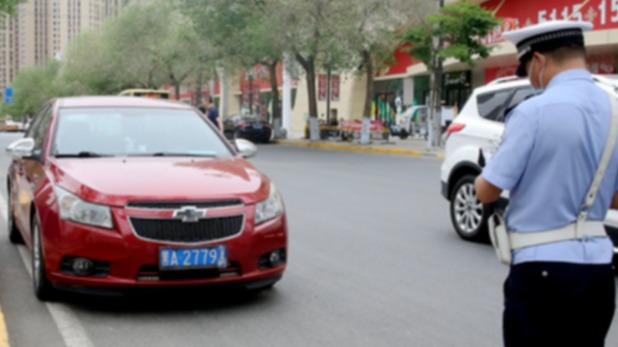 撞到违停汽车，该怎么处理事故？