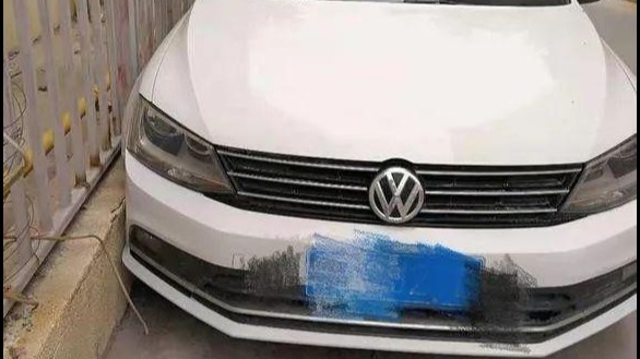 「车主日常」老铁们求助，这种情况下怎么把车开出去损失最小