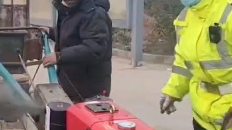 交警帮大爷摇拖拉机，动作娴熟，网友：老司机，钥匙放哪都知道