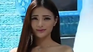 车展火辣车模秀长腿比拼颜值