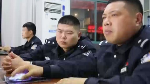 为躲监控司机用机油涂改车牌！民警：我来擦擦看