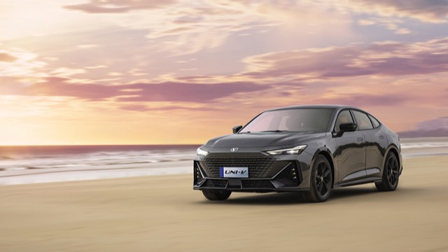 还在看思域影豹？10.89万起 弹射起步+电动尾翼的长安UNI-V不香吗