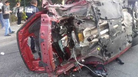 轿车撞隔离墙飞出 墨西哥司机未系安全带被甩飞20米远