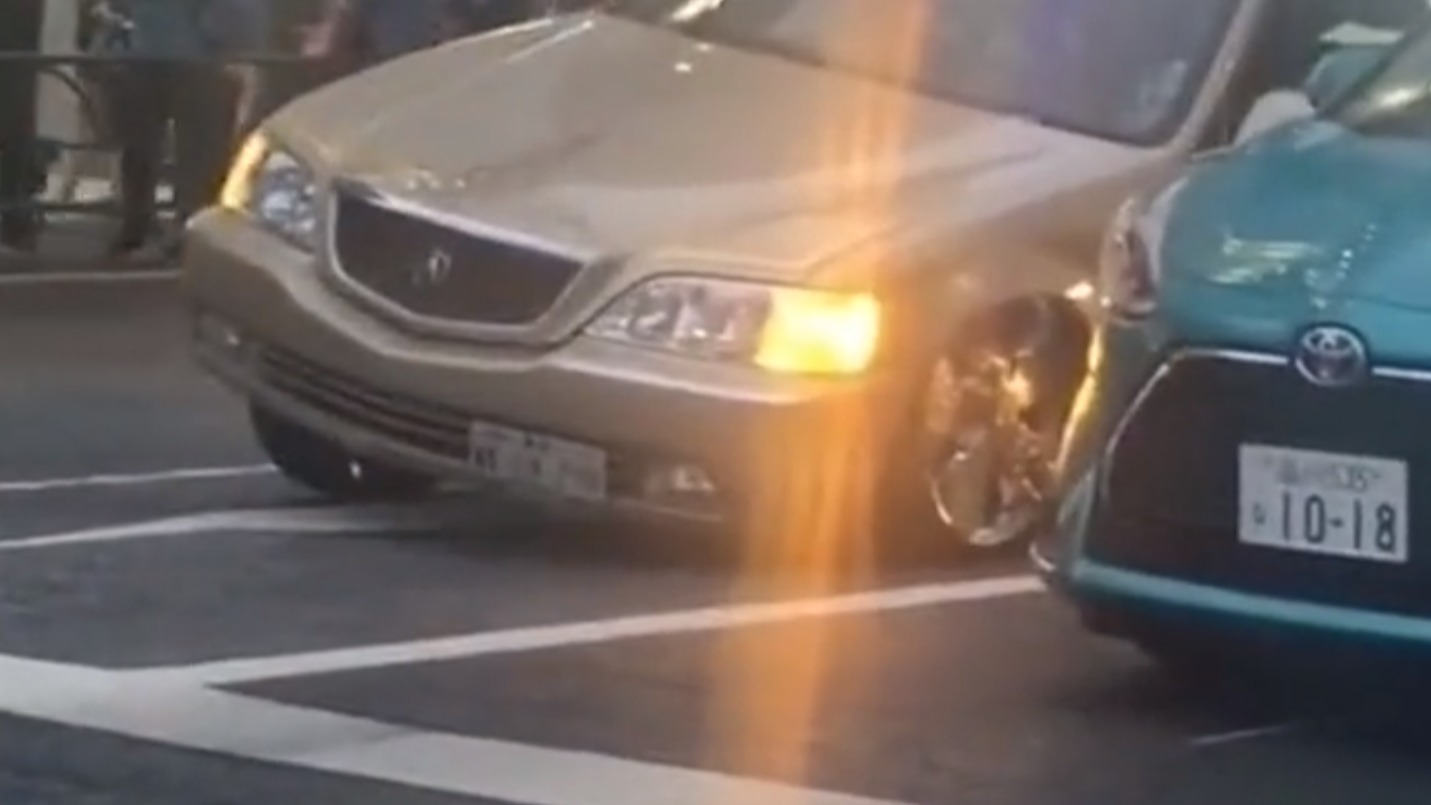  汽车：刚才状态不在线，伸了个懒腰就好了，我先走喽！