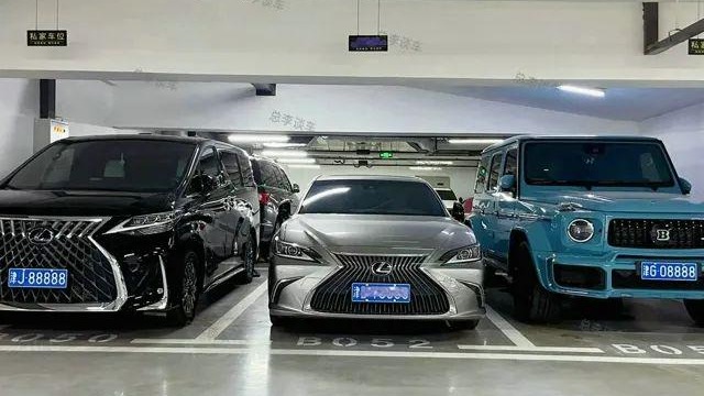 4缸面包车卖200多万，当网友讨论值不值时，土豪已为豪车配上靓号