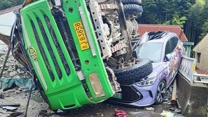 比亚迪宋被泥头车压扁半个车身 救人一命 车主：还买新能源汽车