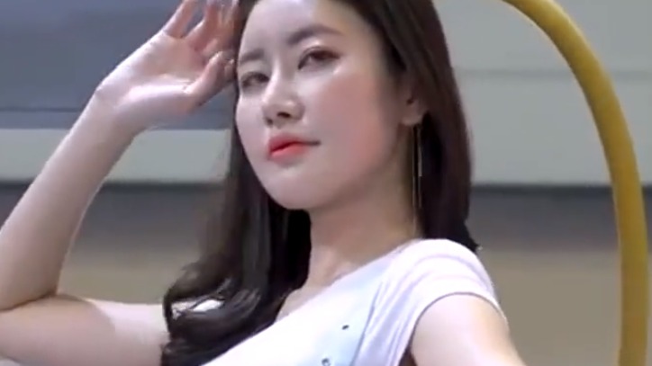 身材性感的美女车模，尽显完美曲线！