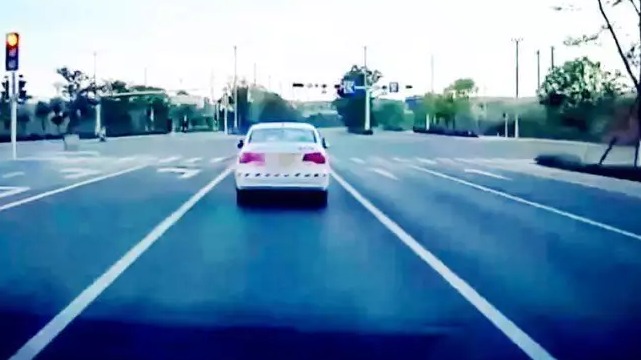 目瞪口呆！昆明一教练车连闯四次红灯 究竟是怎么带的学员？