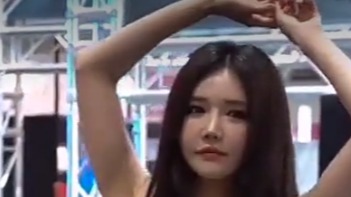车模小姐姐好性感啊