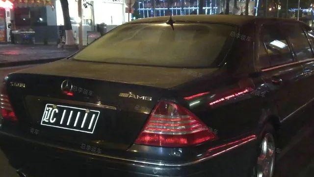 国内最牛奔驰普尔曼，20年前比劳斯莱斯还贵，五连号靓车牌吸睛
