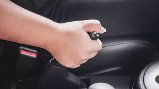 手刹不是这么拉的！老司机：长时间这样拉手刹，你的爱车都要被毁