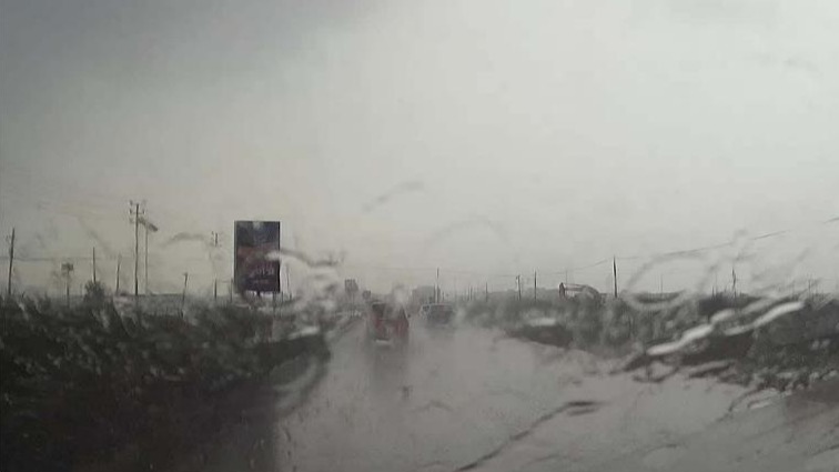 在高速上突遇大暴雨要咋办？交警：别慌，做好这几点