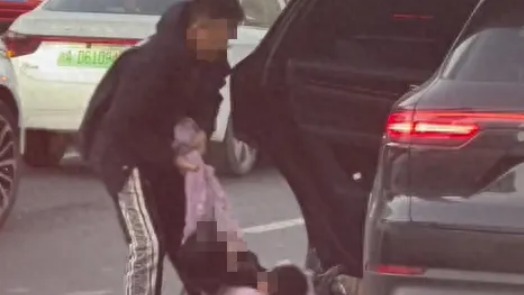 男子将抱娃女子强行拽下保时捷，孩子在车流中无助大哭，当地交警