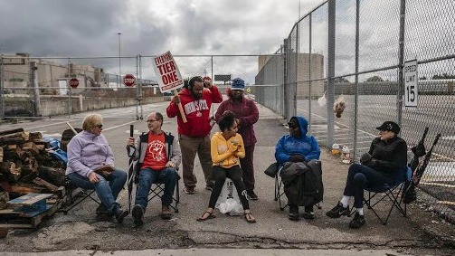 停产工厂门前，那些抵死不退的罢工者们