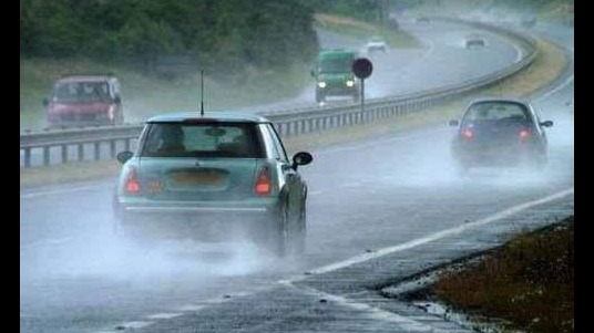跑高速时天降暴雨，还要继续开吗？交警：驾照哪买的？