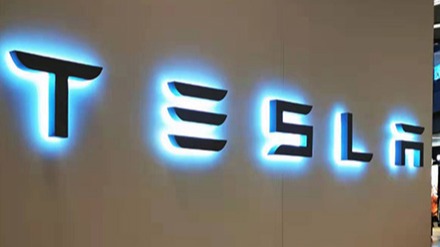 自动驾驶再出事故 台湾特斯拉Model 3高速形势撞翻货车