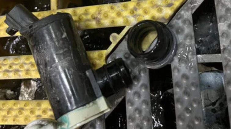 车子玻璃水总是无缘无故变少了怎么弄？