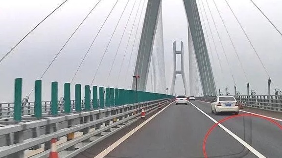 为何桥梁和隧道车道都是实线？能变道超车吗？喵哥给你说清楚