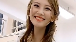 车模小姐姐清纯可爱，一身打扮尽显活力