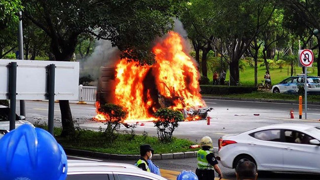 深圳一电动车追尾起火至车主身亡 疑似电动依维柯