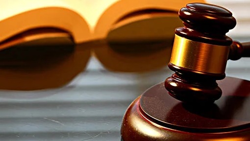 高空坠物砸坏奔驰车，车主请求赔偿2万余元，法院驳回，为何？