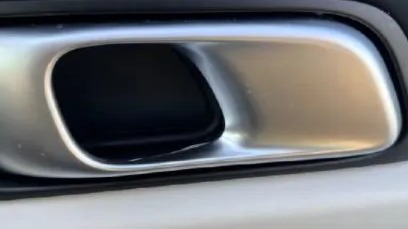 理想汽车做工成迷，车内门把手把用户划出血，居然还不是个例