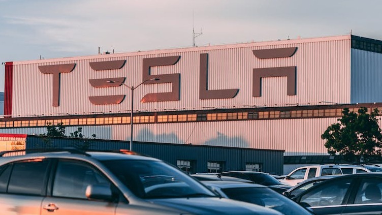 马斯克：特斯拉正开发两款新车型