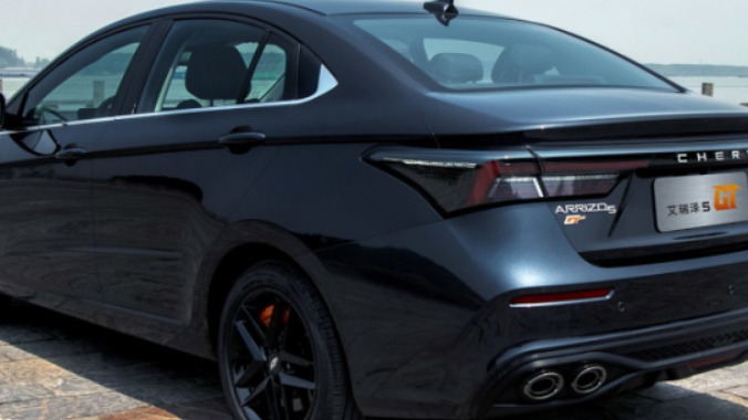 奇瑞艾瑞泽5 GT预计9月8日上市。新车前脸采用“纺锤式”熏黑进气格栅设计，搭配两侧镰刀状的日行灯组整体造型看上去非常犀利。