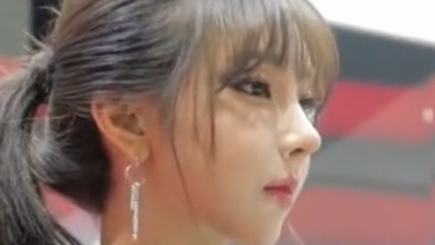 车展现场漂亮车模