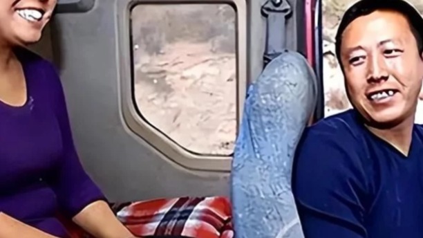 安徽夫妻24小时生活在卡车上，只敢在晚上出门：载的货比命还重