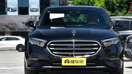 全新梅赛德斯-奔驰长轴距E级车VS全新宝马5系，你会怎么选？