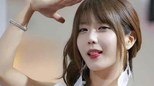 韩国车模许允美惊艳美图，气质女神秀魔鬼身材