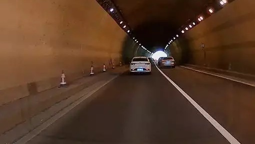 在隧道行驶时需要注意的事，老司机教你隧道安全行车，新手快看