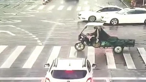 车子刚过斑马线就亮红灯了算闯红灯吗？会不会扣分？给你说清楚了